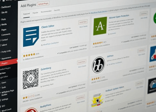 WordPress eklenti ekleme ekranı; güncelleme sırasında tema ve eklenti çakışması riskini gösteren görünüm