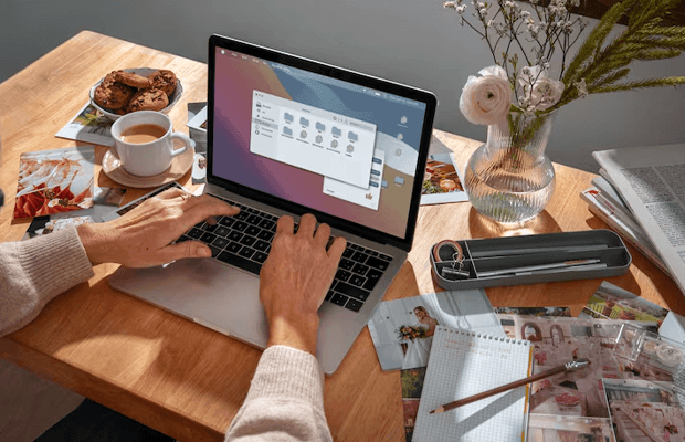 Site yapan firmalar arasında tercih edilen freelance web tasarım uzmanının kafede dizüstü bilgisayar ve telefonla çalışması